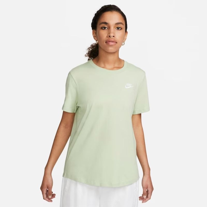 Camiseta Nike Sportswear Club Essentials_P01