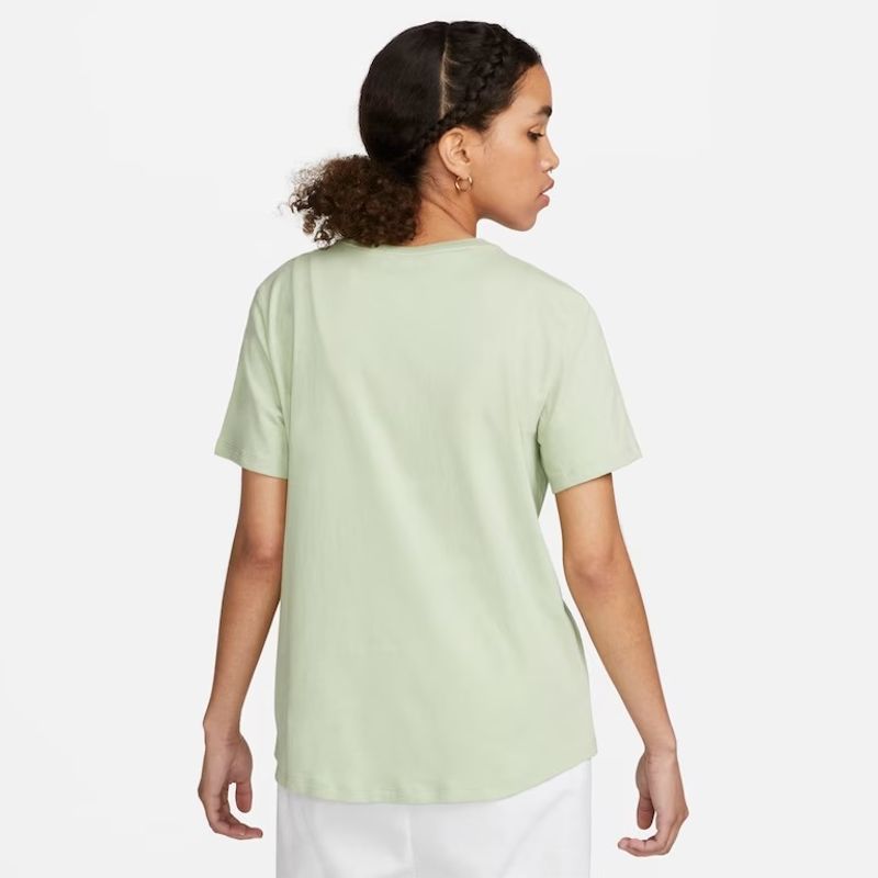 Camiseta Nike Sportswear Club Essentials_P02